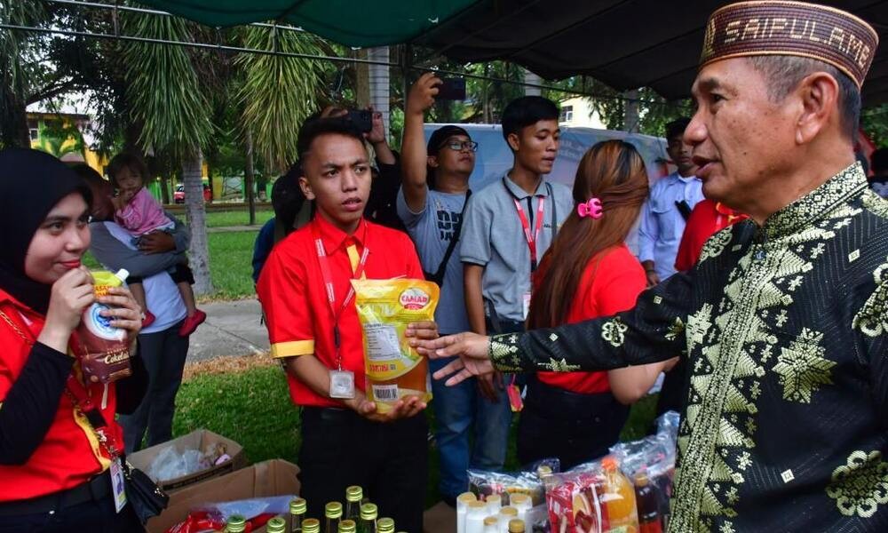 28 Pelaksanaan pasar murah di RTH Ormas Marisa ditinjau langsung Bupati Pohuwato, Saipul A. Mbuinga didampingi Kadis Perindagkop dan UKM Pohuwato, Ibrahim Kiraman, Kadis Perindag Provinsi dan Camat Marisa, Mohamad Huntoyungo, Selasa, (18/4/2023).